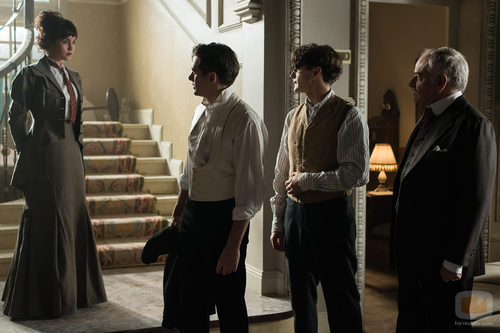 Julio, Ayala y su secuaz dialogando con Doña Teresa en el nuevo episodio de 'Gran Hotel'