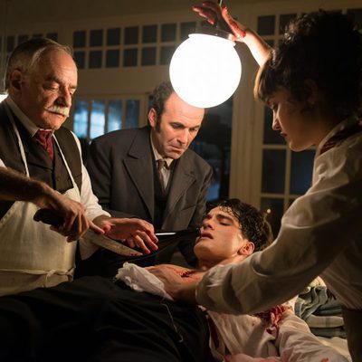 Ayala y Maite curando las heridas de Julio en el nuevo episodio de 'Gran Hotel'