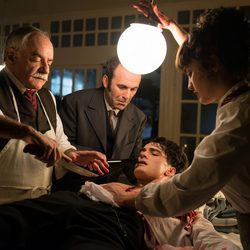 Ayala y Maite curando las heridas de Julio en el nuevo episodio de 'Gran Hotel'