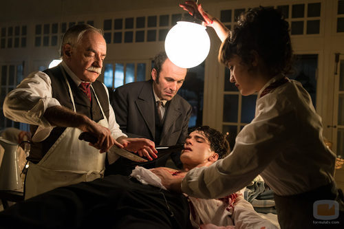Ayala y Maite curando las heridas de Julio en el nuevo episodio de 'Gran Hotel'
