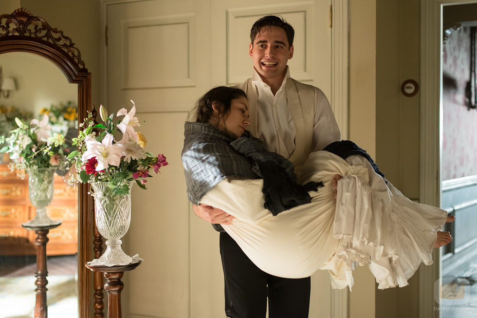 Andrés cargando en brazos a Belén en el nuevo episodio de 'Gran Hotel'