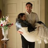 Andrés cargando en brazos a Belén en el nuevo episodio de 'Gran Hotel'