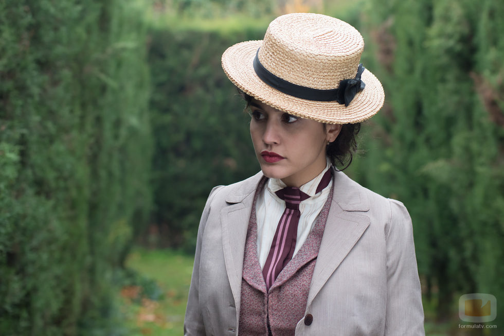 Maite en unos jardines en 'Gran Hotel'