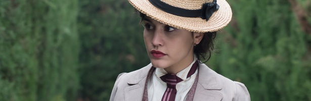 Maite en unos jardines en 'Gran Hotel'