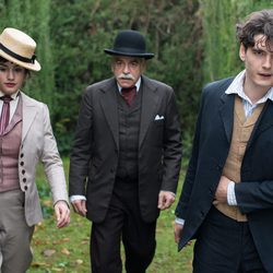 Maite, Ayala y Julio en unos jardines en 'Gran Hotel'