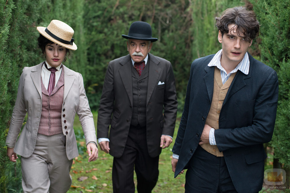 Maite, Ayala y Julio en unos jardines en 'Gran Hotel'