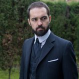 Diego en un jardín en 'Gran Hotel'