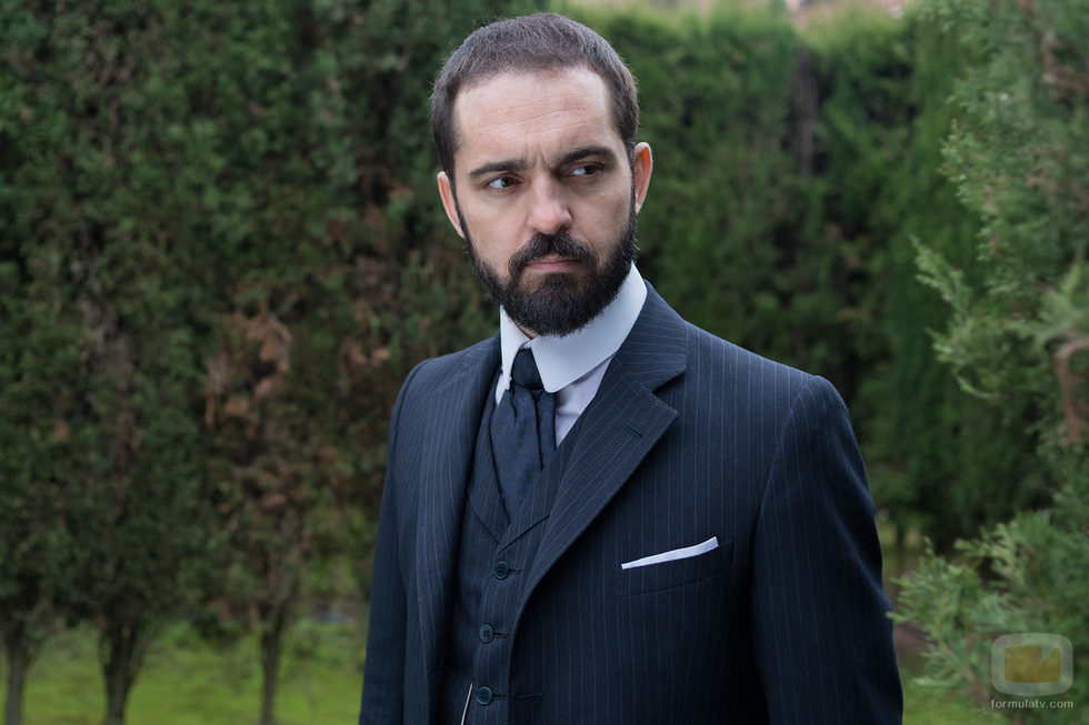Diego en un jardín en 'Gran Hotel'