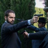 Diego apuntando a sus objetivos en el nuevo capítulo de 'Gran Hotel'