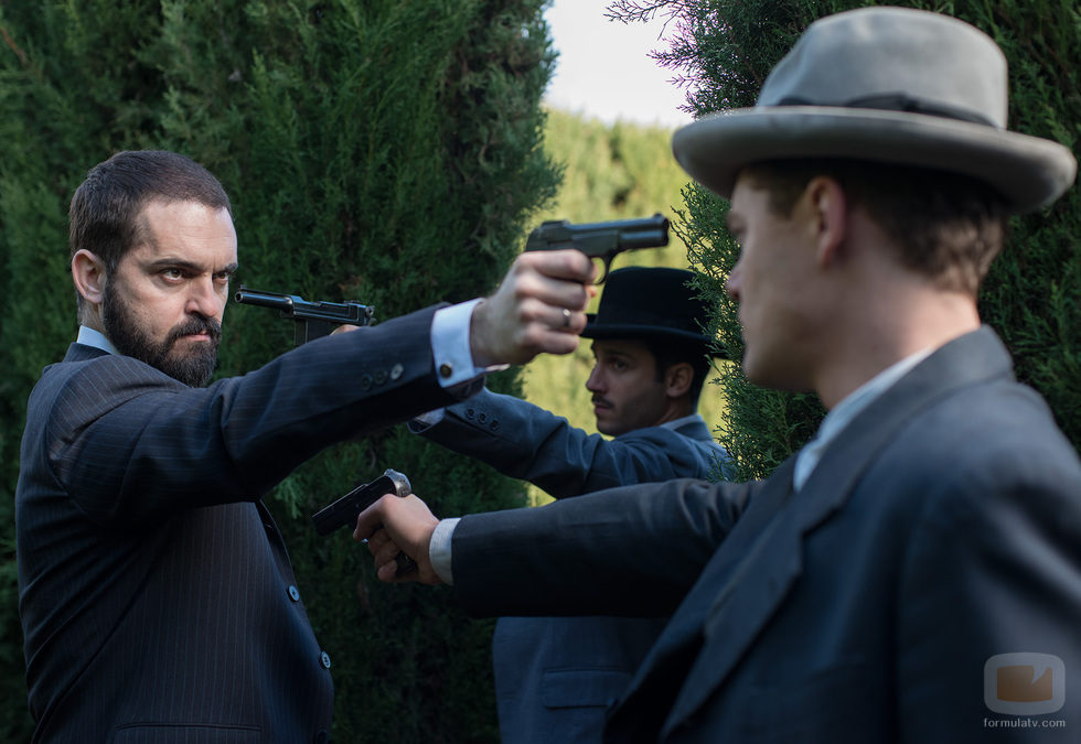 Diego apuntando a sus objetivos en el nuevo capítulo de 'Gran Hotel'