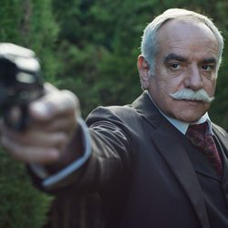 El detective Ayala apuntando a su objetivo en el nuevo capítulo de 'Gran Hotel'