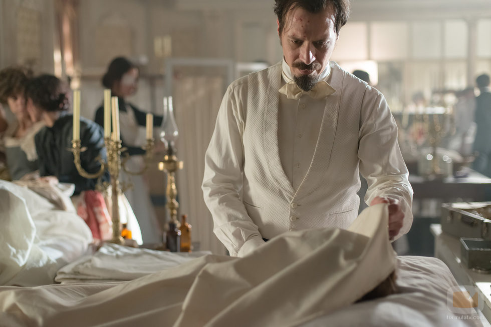 Alfredo destapando un cuerpo en el nuevo capítulo de 'Gran Hotel'