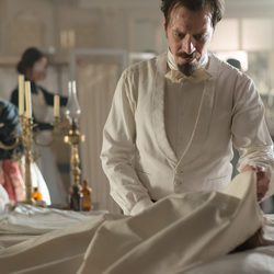Alfredo destapando un cuerpo en el nuevo capítulo de 'Gran Hotel'
