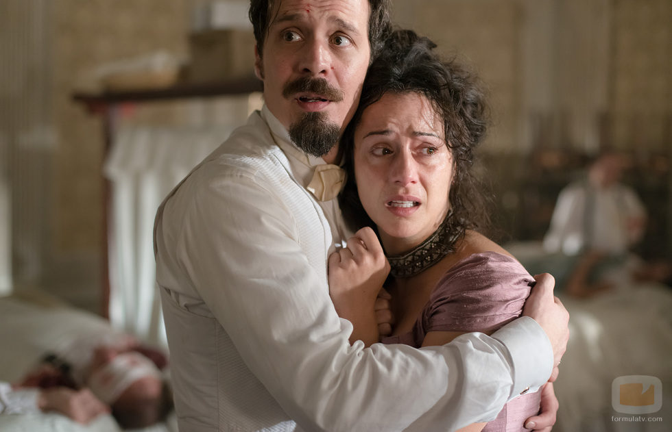 Alfredo y Sofía abrazándose