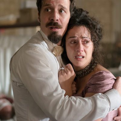 Alfredo y Sofía abrazándose