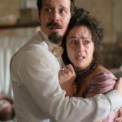 Alfredo y Sofía abrazándose