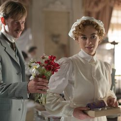 Javier regala rosas a la enfermera Laura