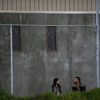 Lori y Rick Grimes, en la prisión en la tercera temporada de 'The Walking Dead'