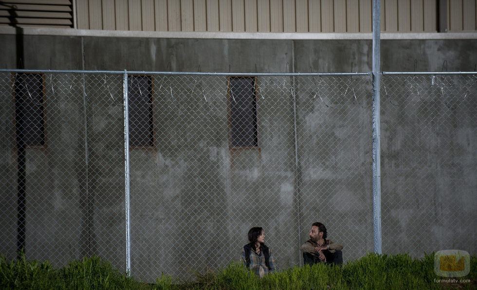 Lori y Rick Grimes, en la prisión en la tercera temporada de 'The Walking Dead'