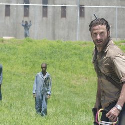 Rick rodeado de zombies en la prisión, en la tercera temporada de 'The Walking Dead'