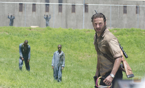 Rick rodeado de zombies en la prisión, en la tercera temporada de 'The Walking Dead'