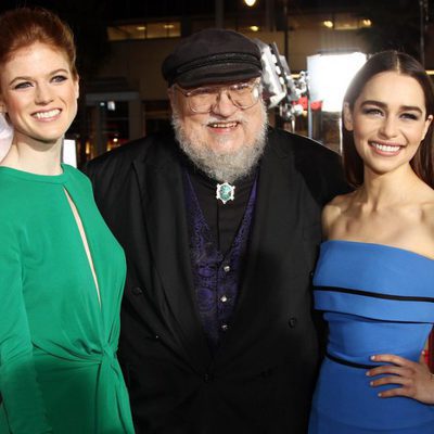 Rose Leslie y Emilia Clarke con George RR Martin en la premiere de la tercera temporada de 'Juego de tronos'
