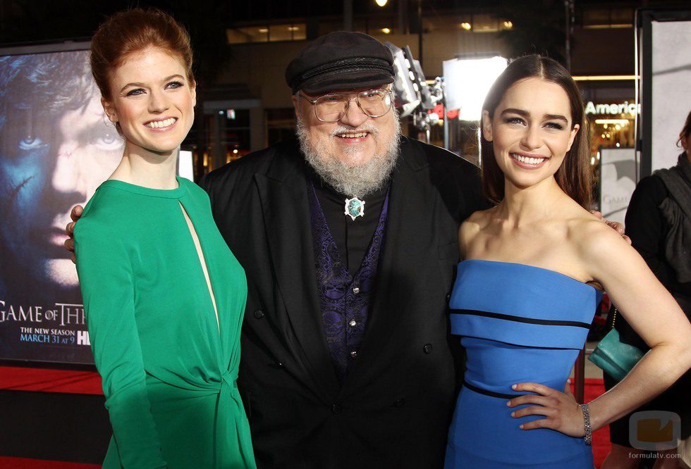 Rose Leslie y Emilia Clarke con George RR Martin en la premiere de la tercera temporada de 'Juego de tronos'