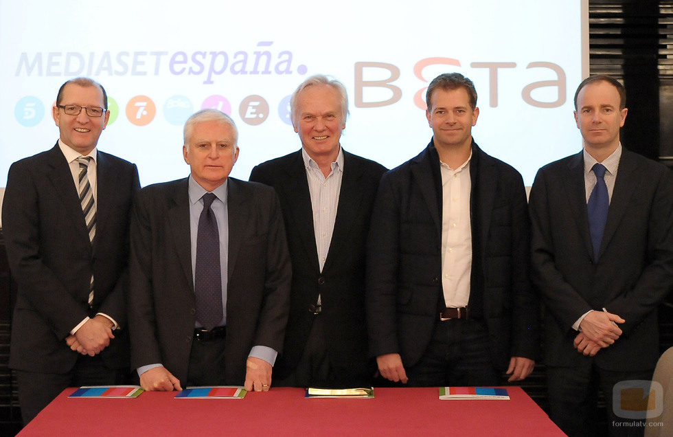 Firma del acuerdo entre Lux Vide y Mediaset España
