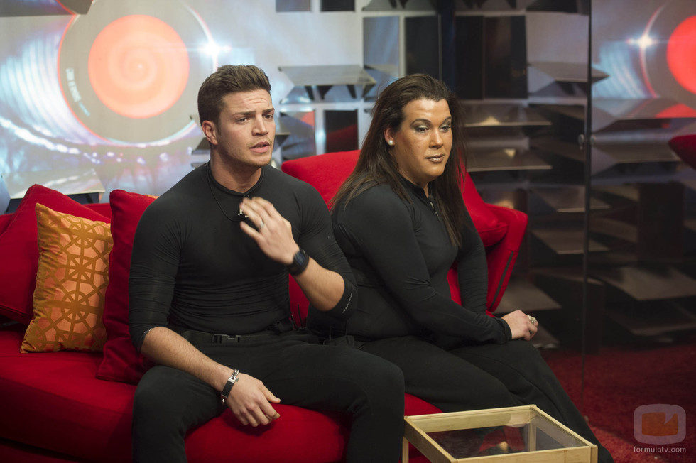 Adrián y Desireé en el confesionario de 'Gran Hermano catorce'