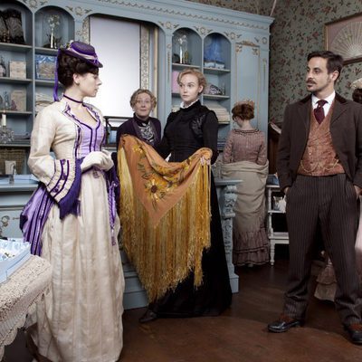 Katherine Glendenning va a comprar a 'Galerías Paradise'