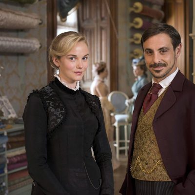 Denise Lovet y John Morray trabajan en 'Galerías Paradise'
