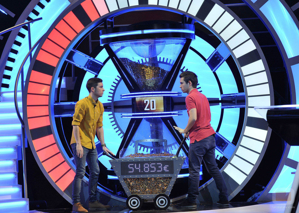 Los concursantes introducen dinero en la clepsidra