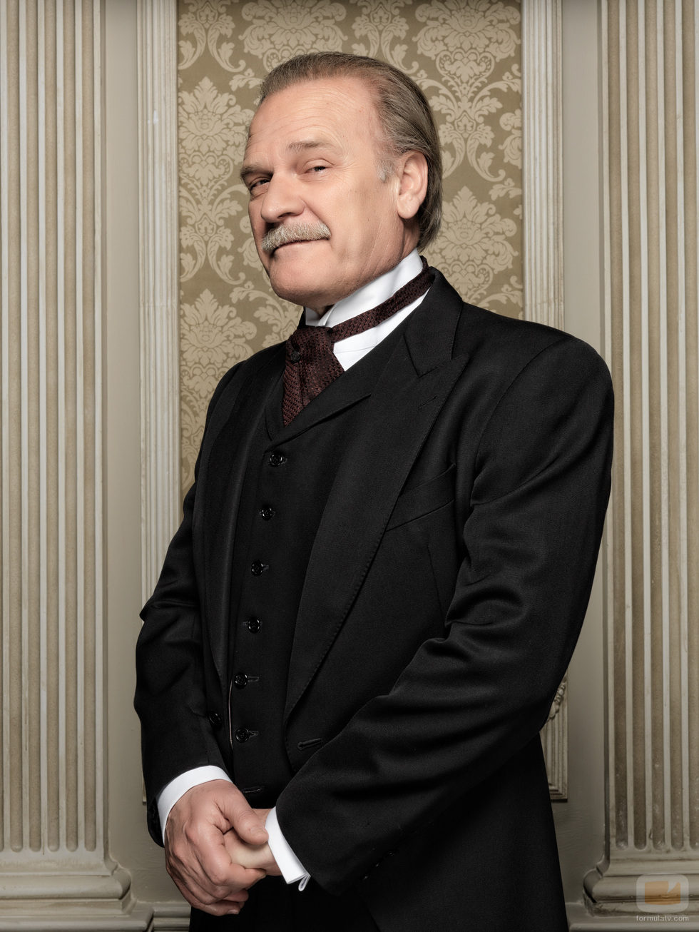 Lluis Homar es Jesús Manzano en 'Gran Hotel'