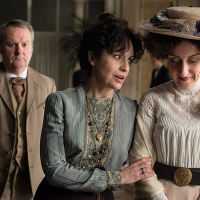 Doña Teresa dialoga con una inquilina del Gran Hotel