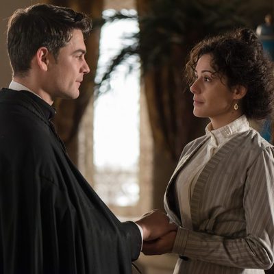 Sofía Alarcón dialogando con un inquilino del Gran Hotel