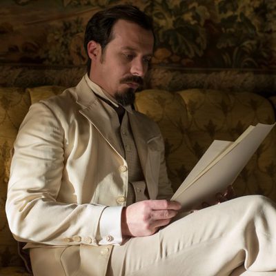 Alfredo Vergara leyendo