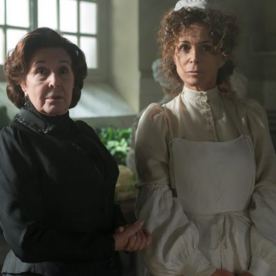 Doña Ángela y su hermana Violeta