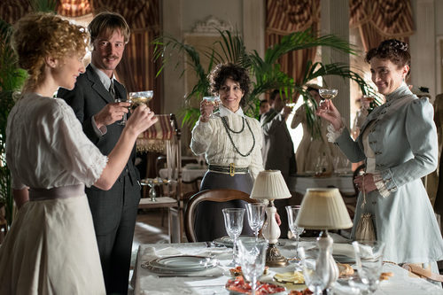 Doña Teresa brinda junto a su hijo Javier y Laura