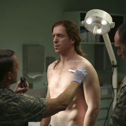 Nicholas Brody inspeccionado por los militares