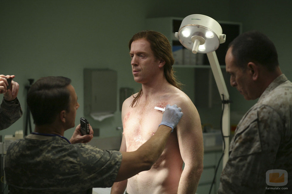 Nicholas Brody inspeccionado por los militares