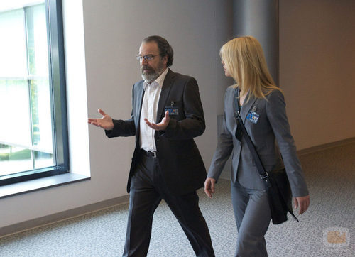 Saul Berenson da instrucciones a Carrie Mathinson