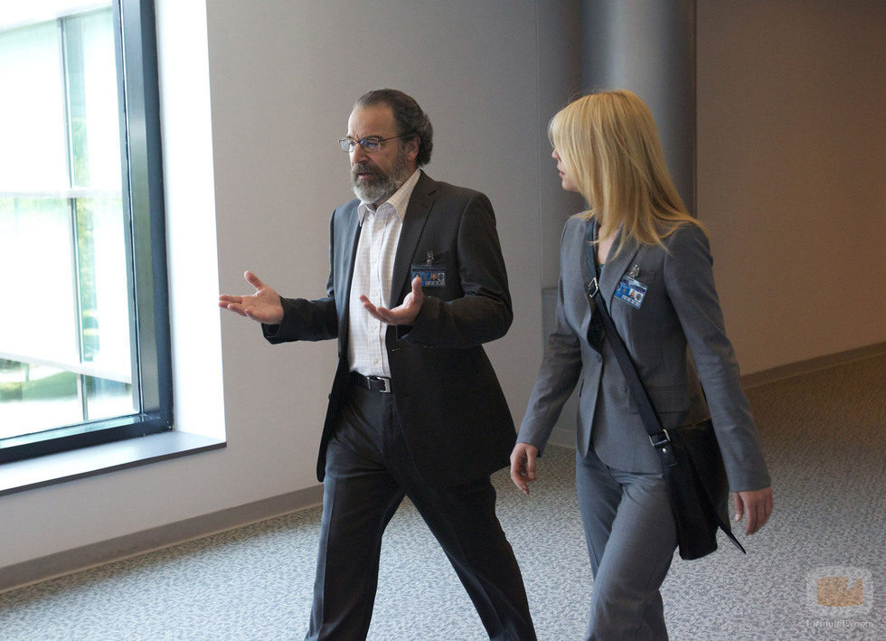 Saul Berenson da instrucciones a Carrie Mathinson