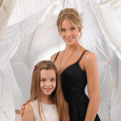 Alicia y Alba, personajes de 'El don de Alba'