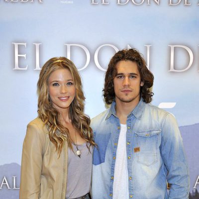 Alba Rivas y Pablo Escudero, personajes de 'El don de Alba'