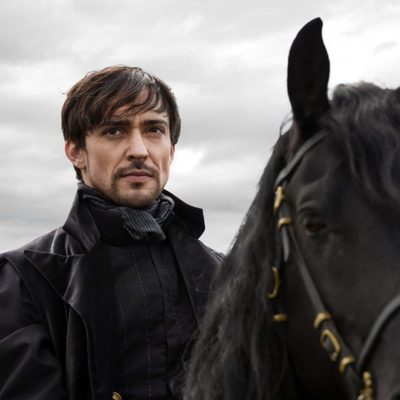 El conde Riario, interpretado por Blake Ritson