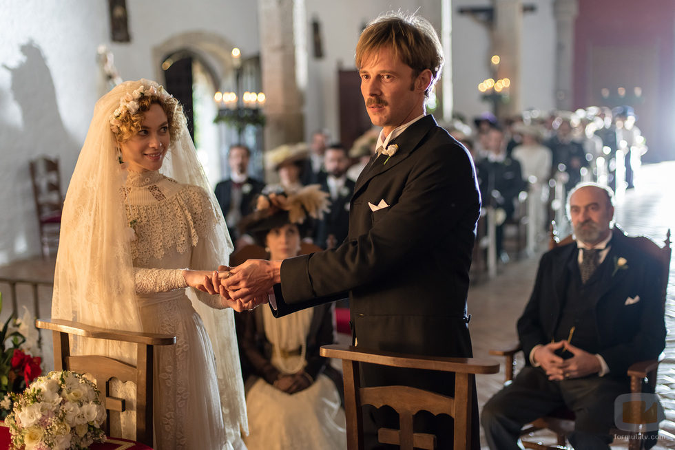 Javier y Laura, personajes de 'Gran Hotel'