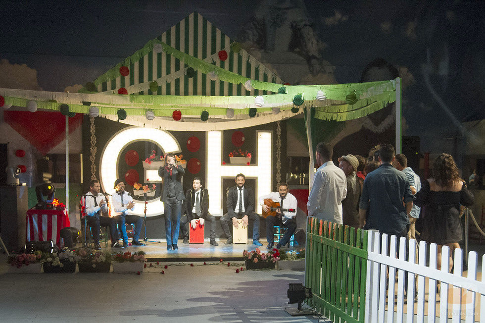 Los concursantes de 'Gran Hermano catorce' disfrutando de la actuación de Pepe Flores