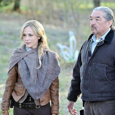 Julie Benz y Grahan Greene en 'Defiance'