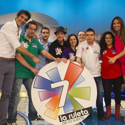 Los siete "magníficos" concursantes de 'La ruleta de la suerte', con Jorge y Paloma