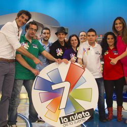 Los siete "magníficos" concursantes de 'La ruleta de la suerte', con Jorge y Paloma